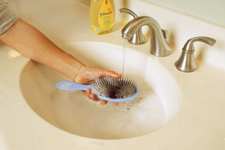 How-to-clean-a-hairbrush-02