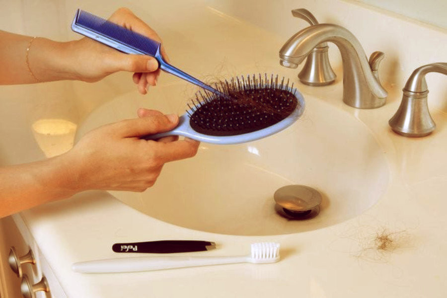 How-to-clean-a-hairbrush-01