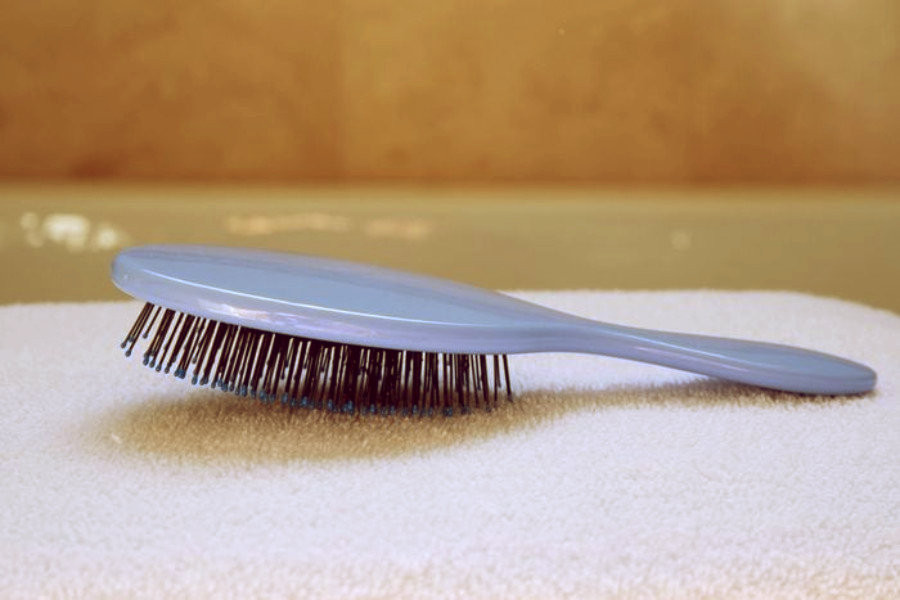 How-to-clean-a-hairbrush-03